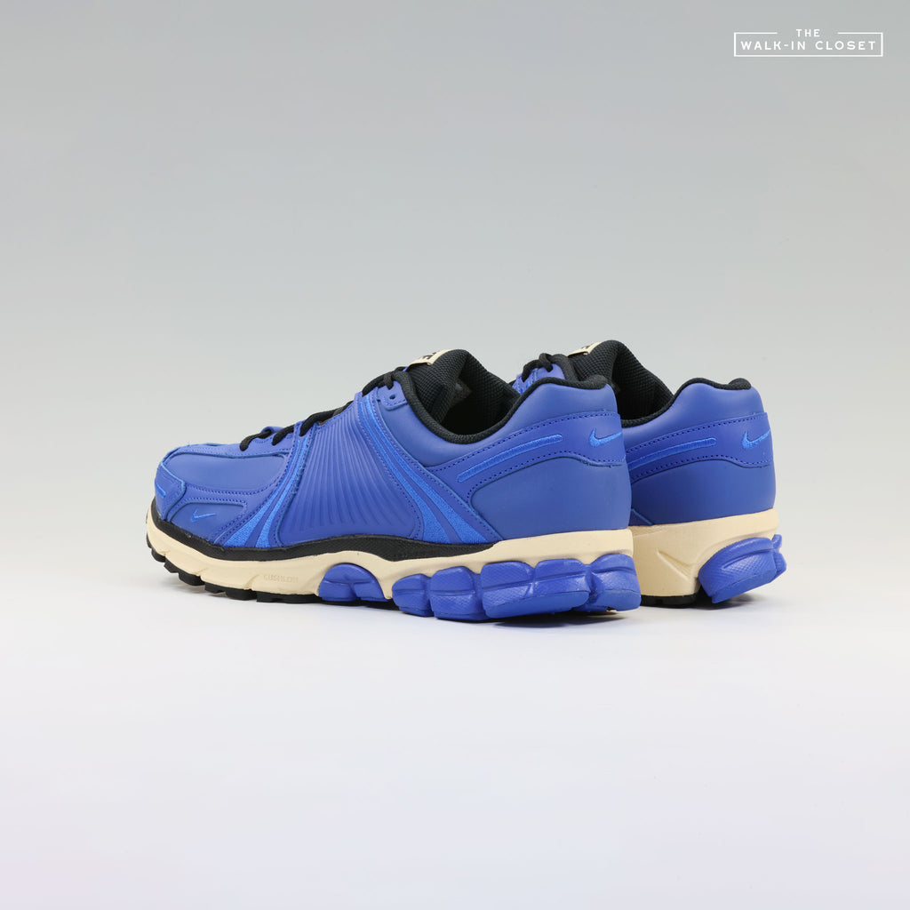 NIKE ZOOM VOMERO 5 SWOOSHLESS HYPER ROYAL MENS SNEAKERS - IO4555-400