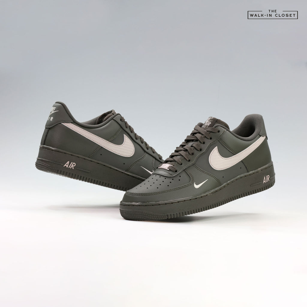 NIKE AIR FORCE 1 'NEWSPRINT COLLEGE GRAY' MENS SNEAKERS - IV5732-001