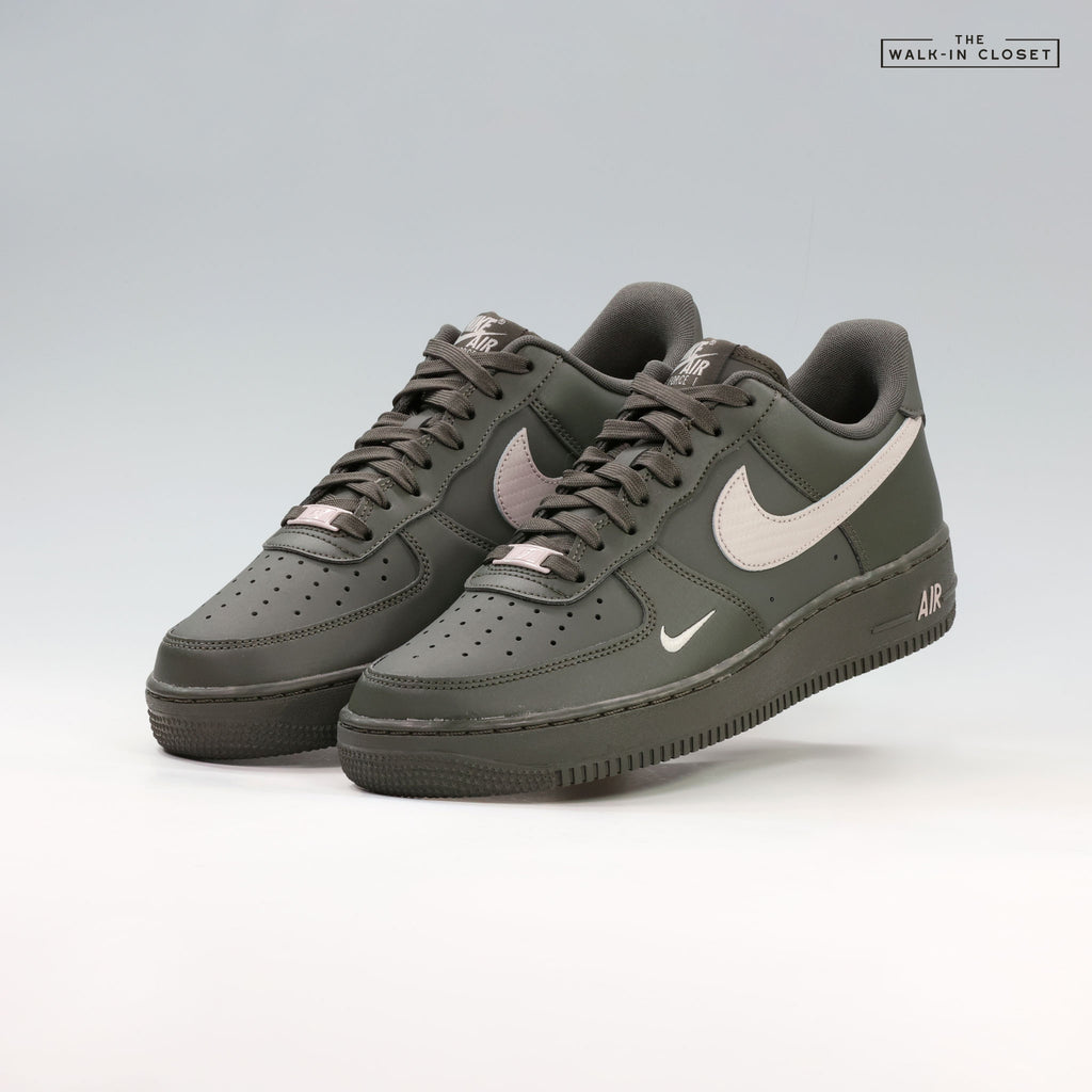 NIKE AIR FORCE 1 'NEWSPRINT COLLEGE GRAY' MENS SNEAKERS - IV5732-001