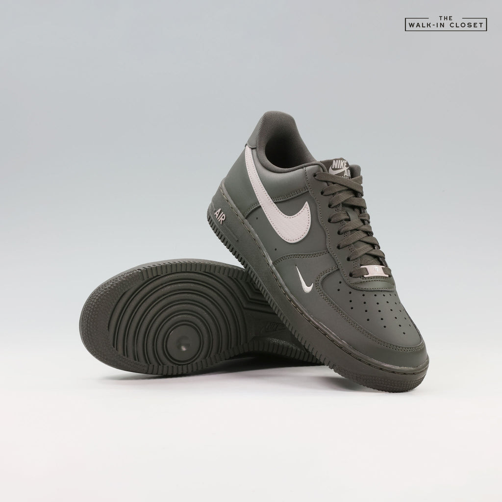 NIKE AIR FORCE 1 'NEWSPRINT COLLEGE GRAY' MENS SNEAKERS - IV5732-001