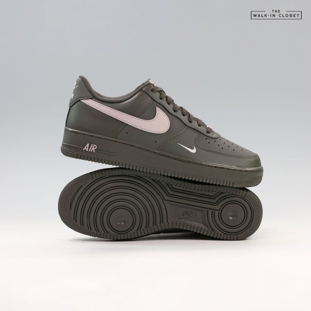 NIKE AIR FORCE 1 'NEWSPRINT COLLEGE GRAY' MENS SNEAKERS - IV5732-001