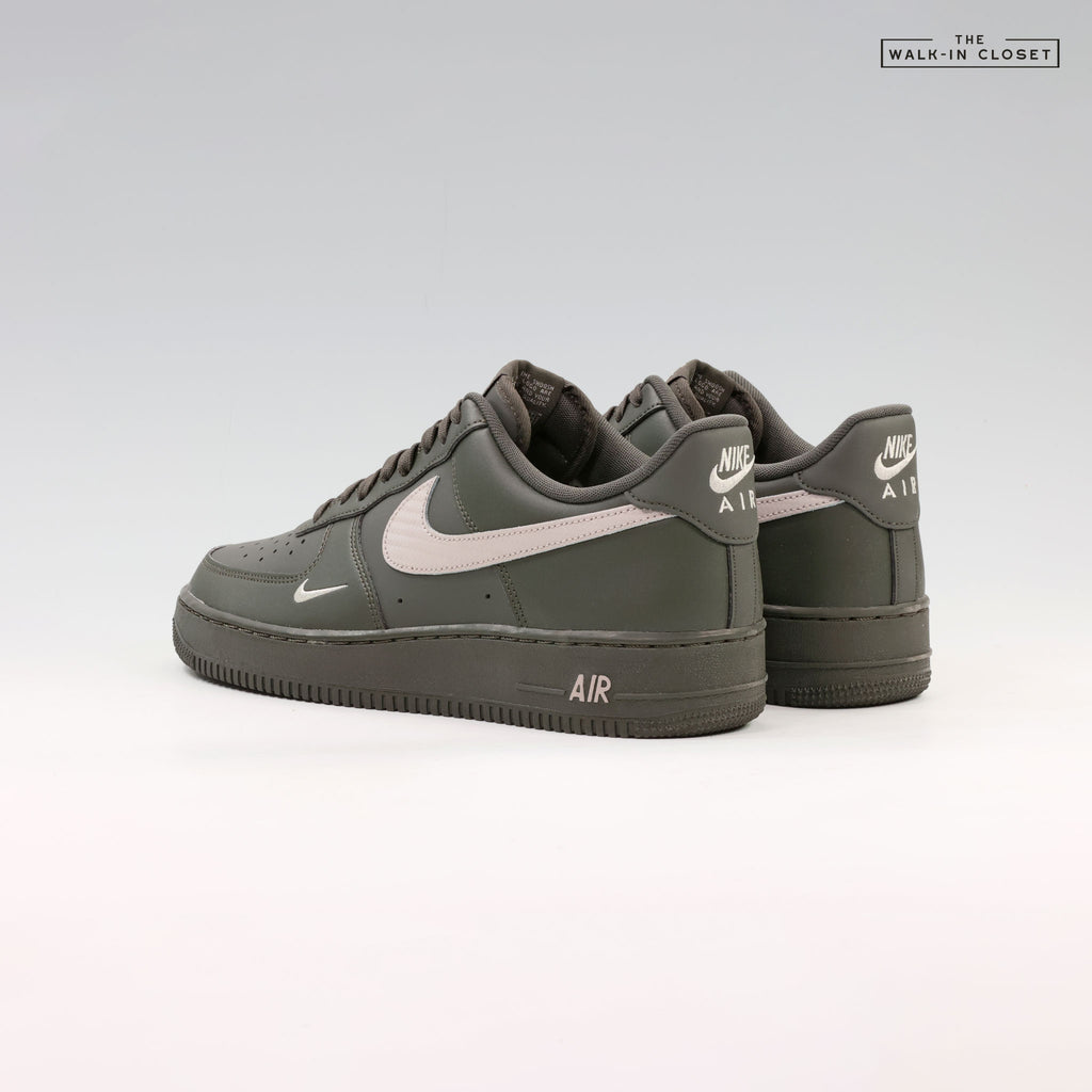 NIKE AIR FORCE 1 'NEWSPRINT COLLEGE GRAY' MENS SNEAKERS - IV5732-001