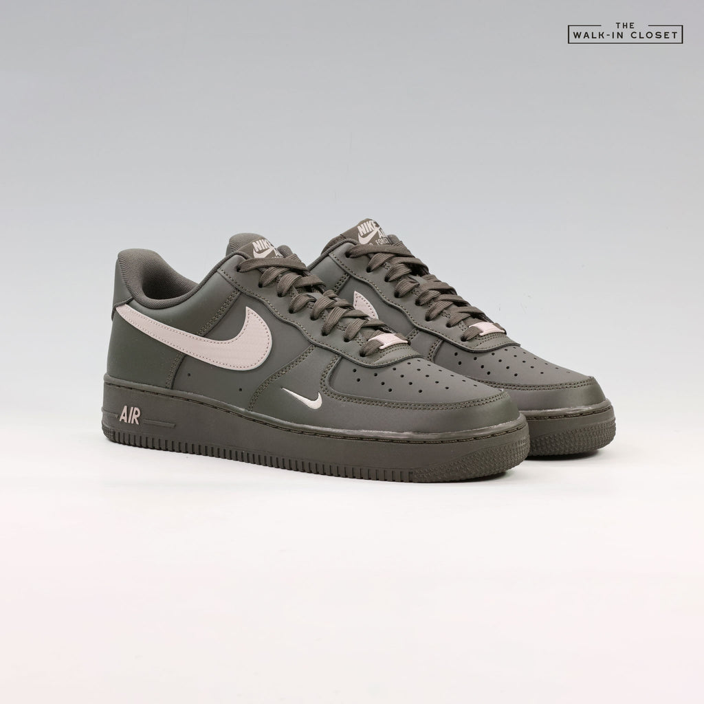 NIKE AIR FORCE 1 'NEWSPRINT COLLEGE GRAY' MENS SNEAKERS - IV5732-001