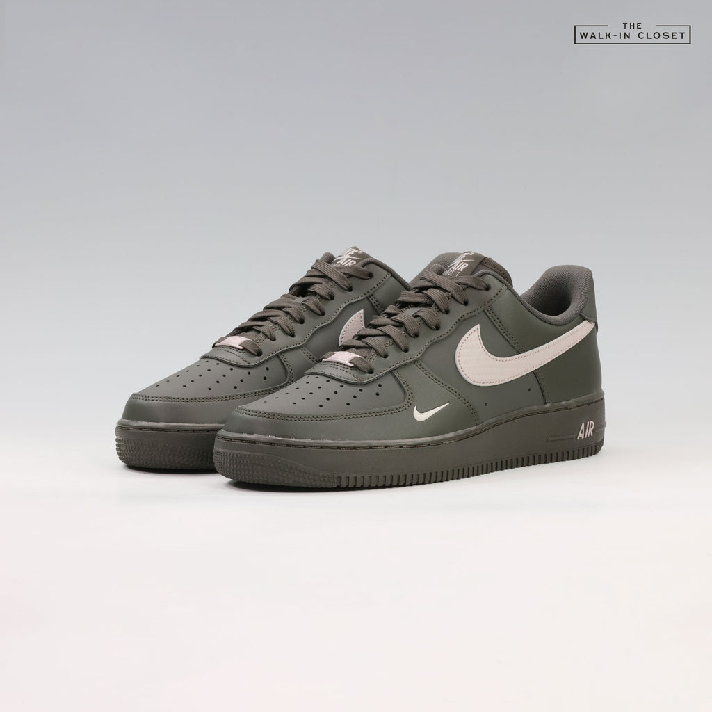 NIKE AIR FORCE 1 'NEWSPRINT COLLEGE GRAY' MENS SNEAKERS - IV5732-001