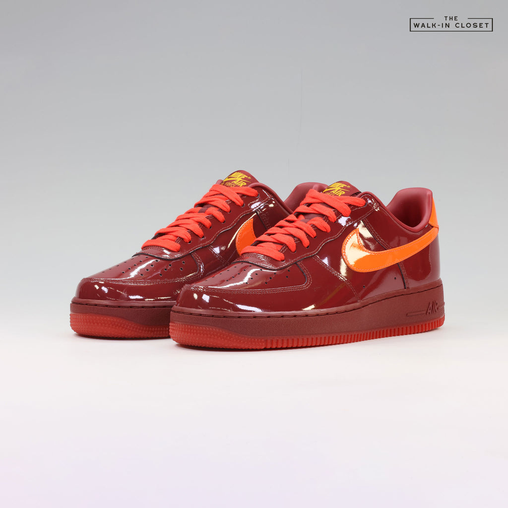 NIKE AIR FORCE 1 LOW 'DARK TEAM RED AND SAFETY ORANGE' MENS SNEAKERS - IO4489-601