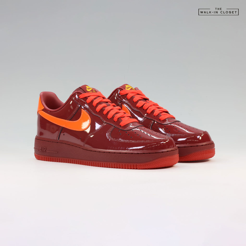 NIKE AIR FORCE 1 LOW 'DARK TEAM RED AND SAFETY ORANGE' MENS SNEAKERS - IO4489-601